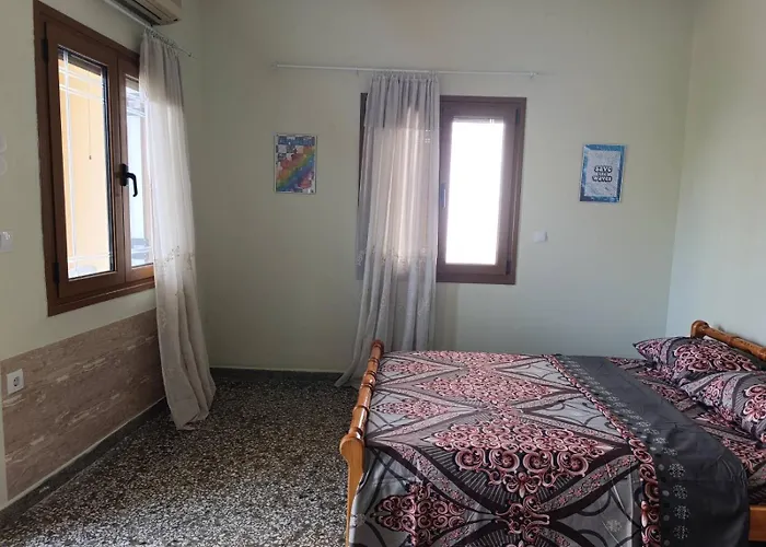 Rustic Bright Appartment Near Lefkanti Beach